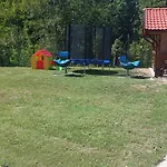 двете къщи - 2 къщи с двор и барбекю за 10 човека в село осъм *