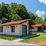 Villa двете къщи - 2 къщи с двор и барбекю за 10 човека в село осъм