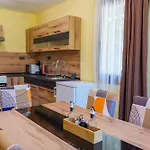двете къщи - 2 къщи с двор и барбекю за 10 човека в село осъм *