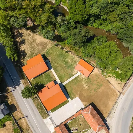 двете къщи село осъм *